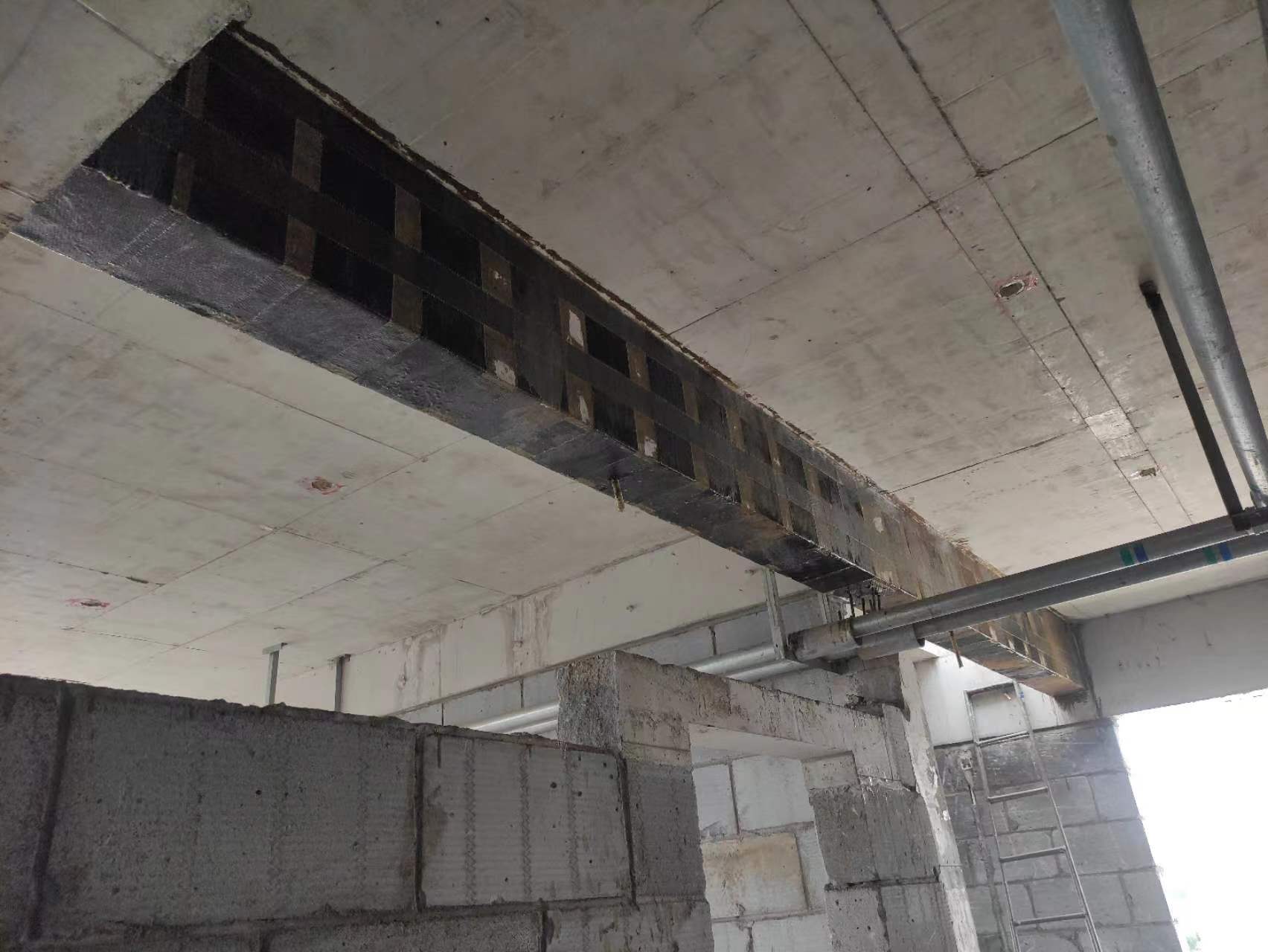 武威现浇楼板开洞运用碳纤维加固和粘钢加固